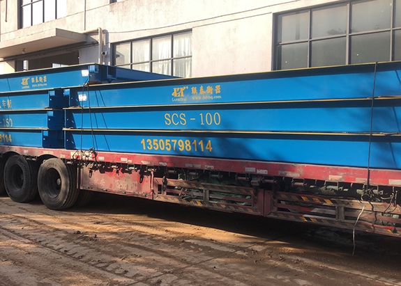 一大掛吊車到現場，等待吊機現貨